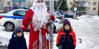 Полицейский Дед Мороз поздравил детей Воскресенска с новогодними праздниками - Regions.Ru
