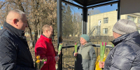 На улицах Воскресенска женщинам дарили цветы - Городской округ Воскресенск