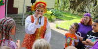 Воскресенсцы отметили Яблочный Спас хороводами, танцами и играми - Regions.Ru