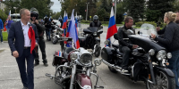 Воскресенцы на мотоциклах и машинах проехались с флагами России по центру города - Regions.Ru